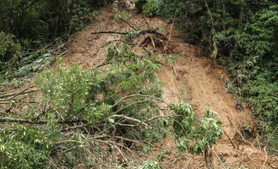 Deslizamento de terra na BR-277 Litoral