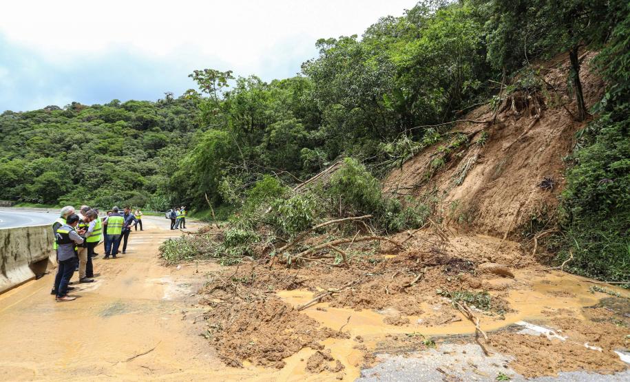 Deslizamento de terra na BR-277 Litoral