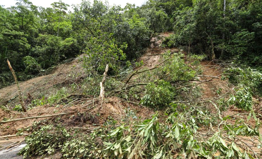 Deslizamento de terra na BR-277 Litoral