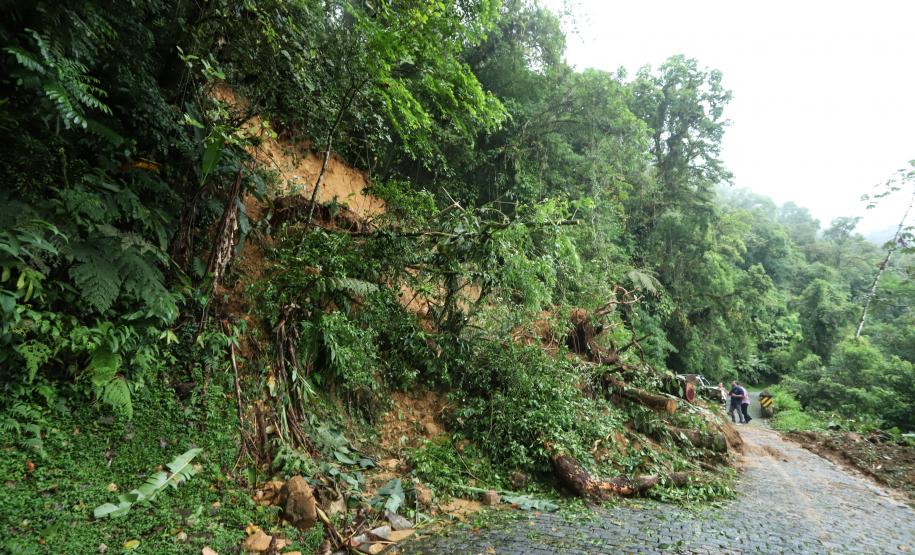 Deslizamento de terra na Estrada da Graciosa