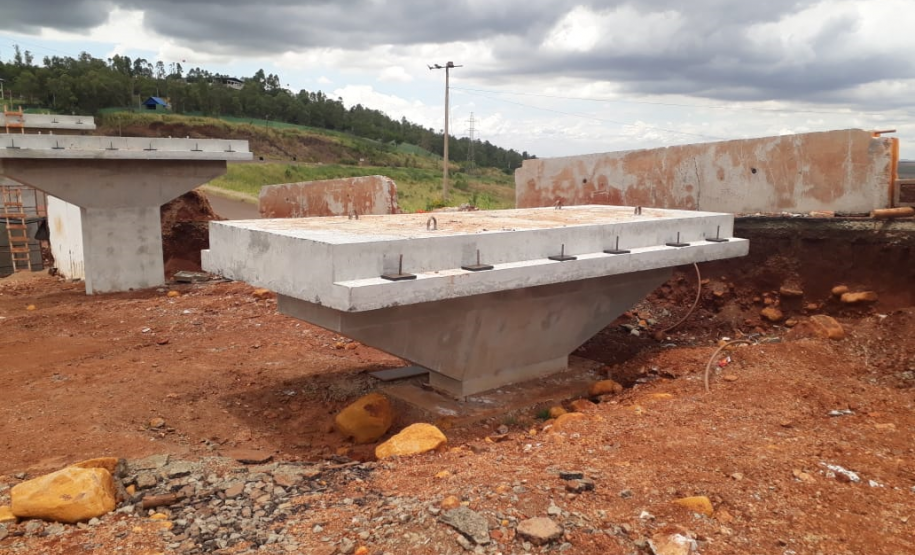 Colunas e vigas da nova passarela de Bandeirantes