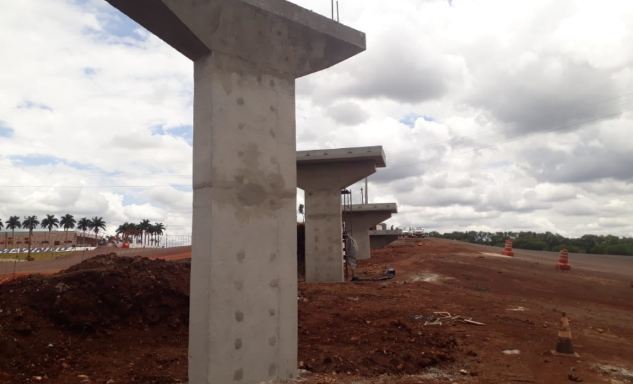 Colunas e vigas da nova passarela de Bandeirantes