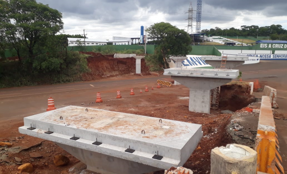 Colunas e vigas da nova passarela de Bandeirantes