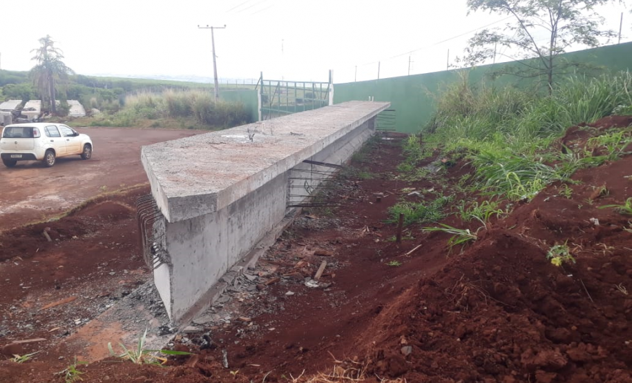 Colunas e vigas da nova passarela de Bandeirantes