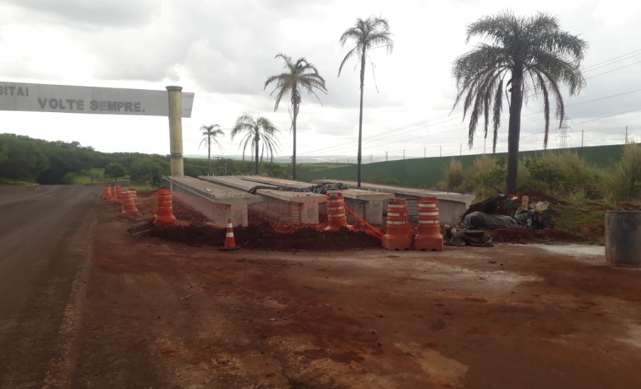 Colunas e vigas da nova passarela de Bandeirantes