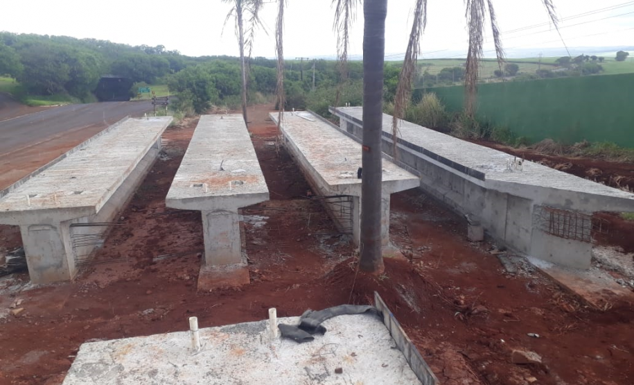 Colunas e vigas da nova passarela de Bandeirantes