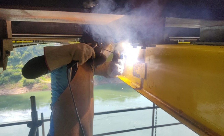 Solda do trilho para veículo de manutenção abaixo do tabuleiro