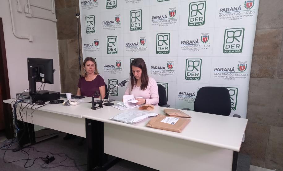 Abertura de envelopes no auditório do DER/PR em Curitiba