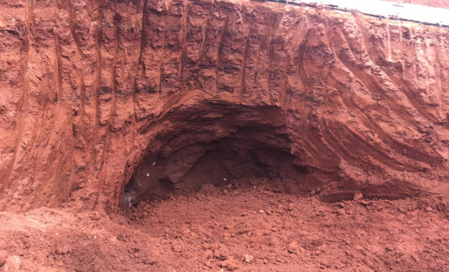 Caverna esférica de 4,8 metros de diâmetro localizada a 3 metros de profundidade na terceira faixa da PR-445, no km 3+600, em Mauá da Serra