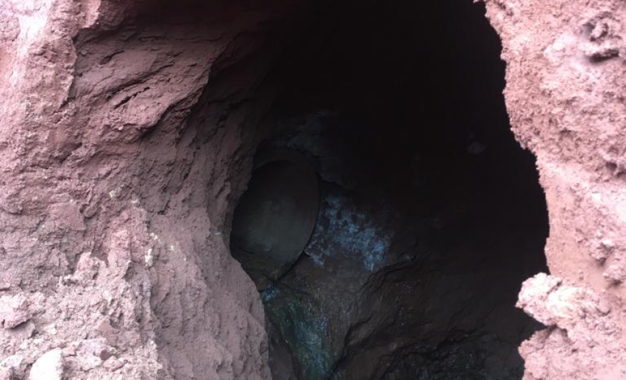 Caverna esférica de 4,8 metros de diâmetro localizada a 3 metros de profundidade na terceira faixa da PR-445, no km 3+600, em Mauá da Serra