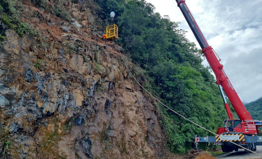 Serviços de contenção emergencial na BR-277