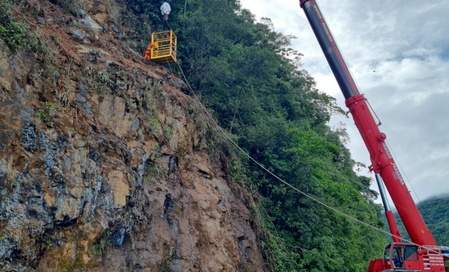 Serviços de contenção emergencial na BR-277