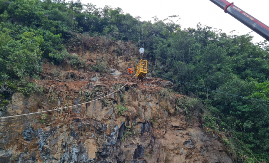 Serviços de contenção emergencial na BR-277