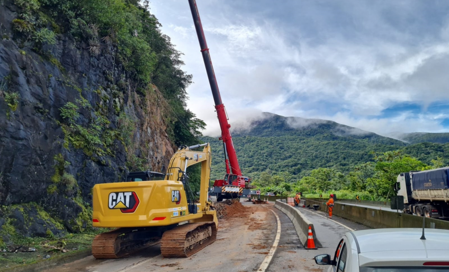 Serviços de contenção emergencial na BR-277