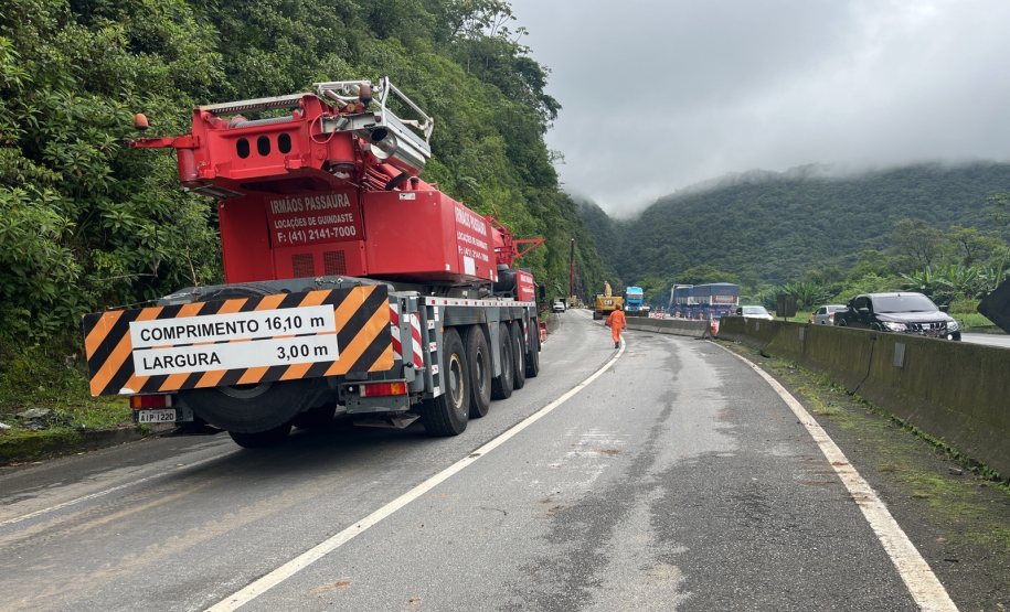 Guindaste do DER/PR na BR-277