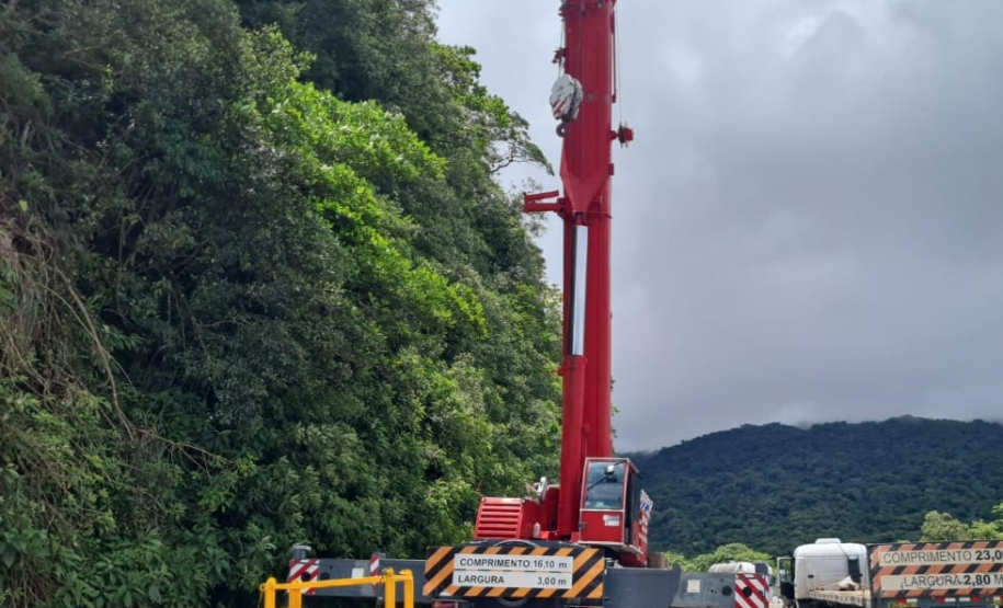 Guindaste do DER/PR na BR-277