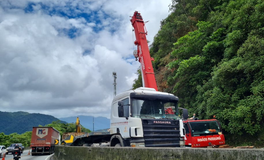 Guindaste do DER/PR na BR-277