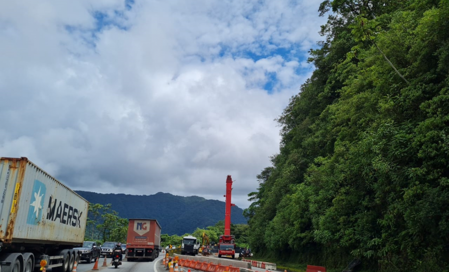 Guindaste do DER/PR na BR-277