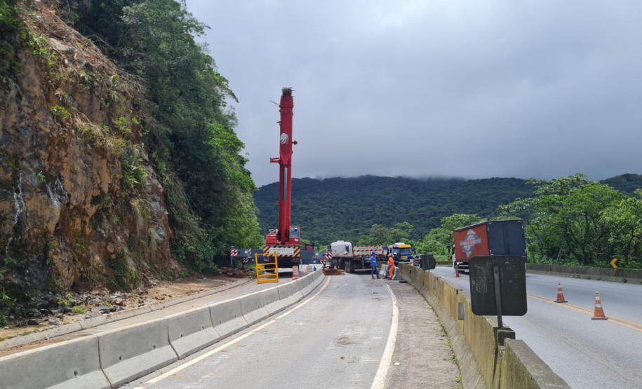 Guindaste do DER/PR na BR-277