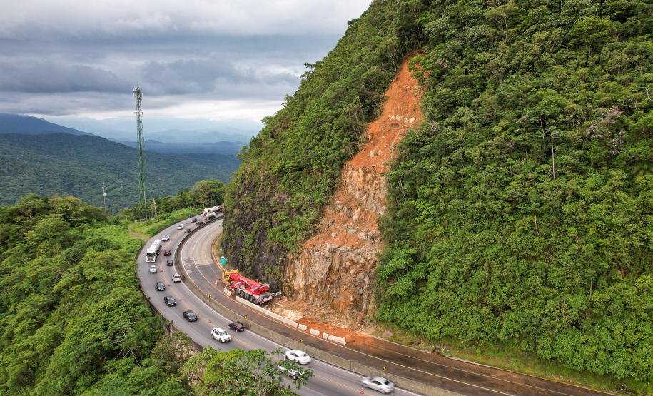 Obras de contenção na BR-277 com guindastes