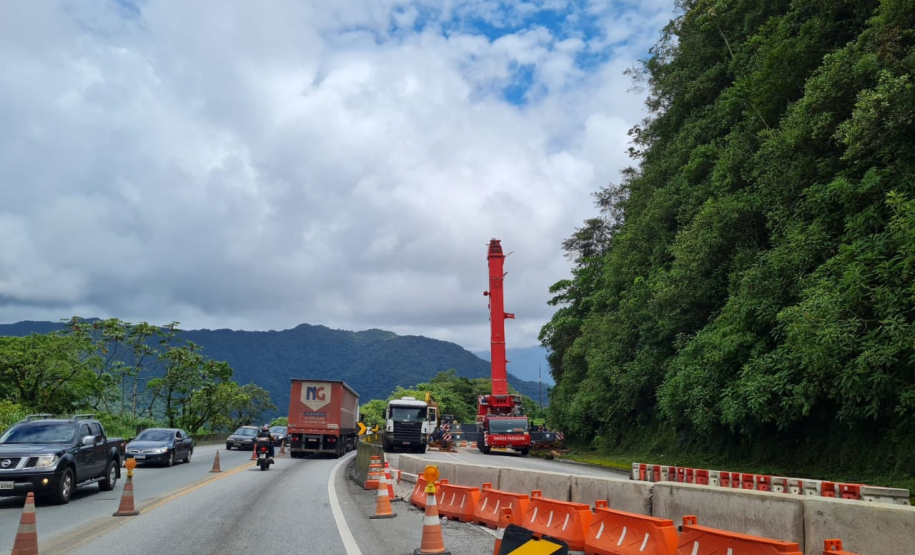 Guindaste do DER/PR na BR-277