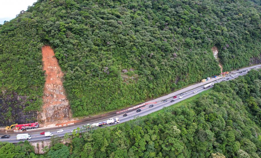 Obras de contenção na BR-277 com guindastes