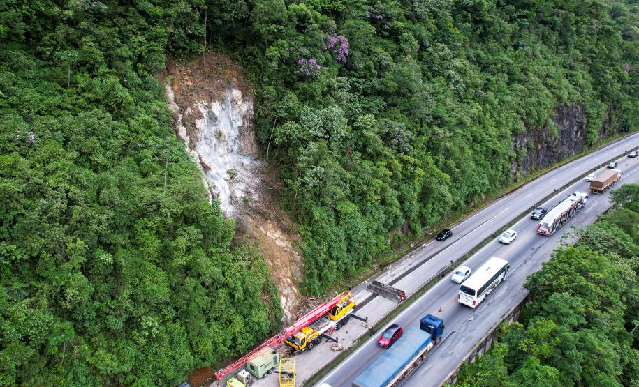 Obras de contenção na BR-277 com guindastes