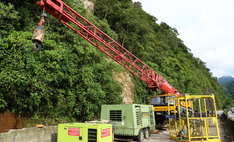 Obras de contenção na BR-277 com guindastes