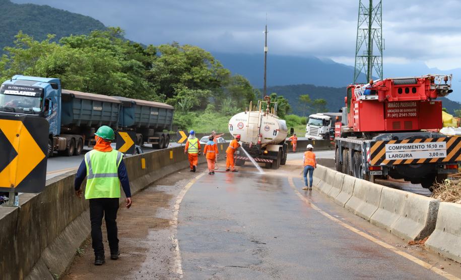 Obras de contenção na BR-277 com guindastes