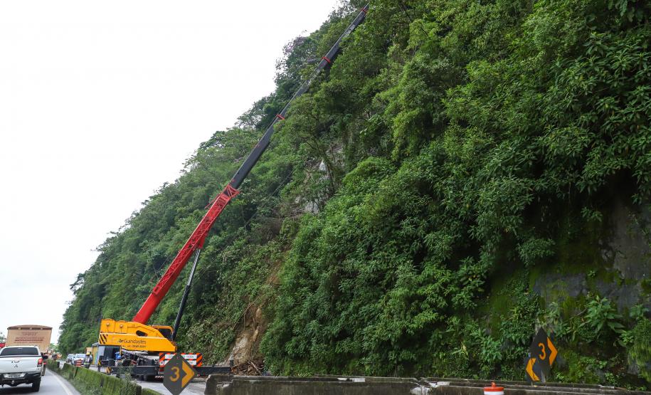 Obras de contenção na BR-277 com guindastes
