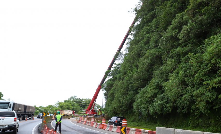 Obras de contenção na BR-277 com guindastes