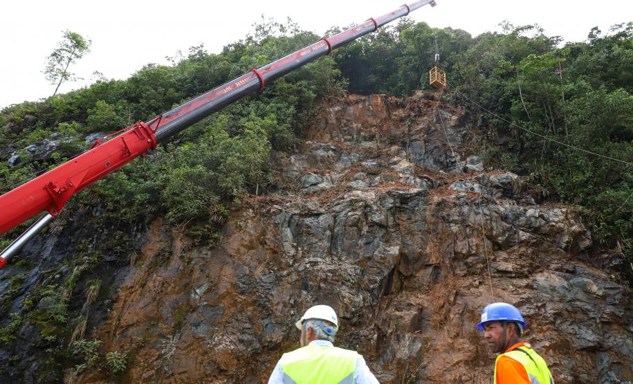 Obras de contenção na BR-277 com guindastes
