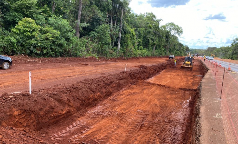 Viaduto km 3+970 conformação do subleito para lançamento do rachão para fundação do muro de contenção
