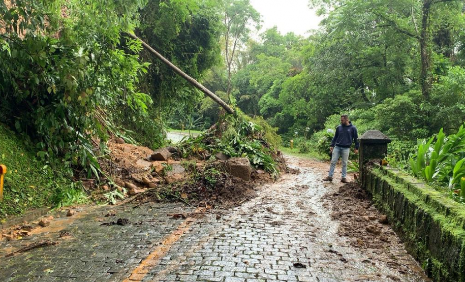 Escorregamentos de terra na Estrada da Graciosa