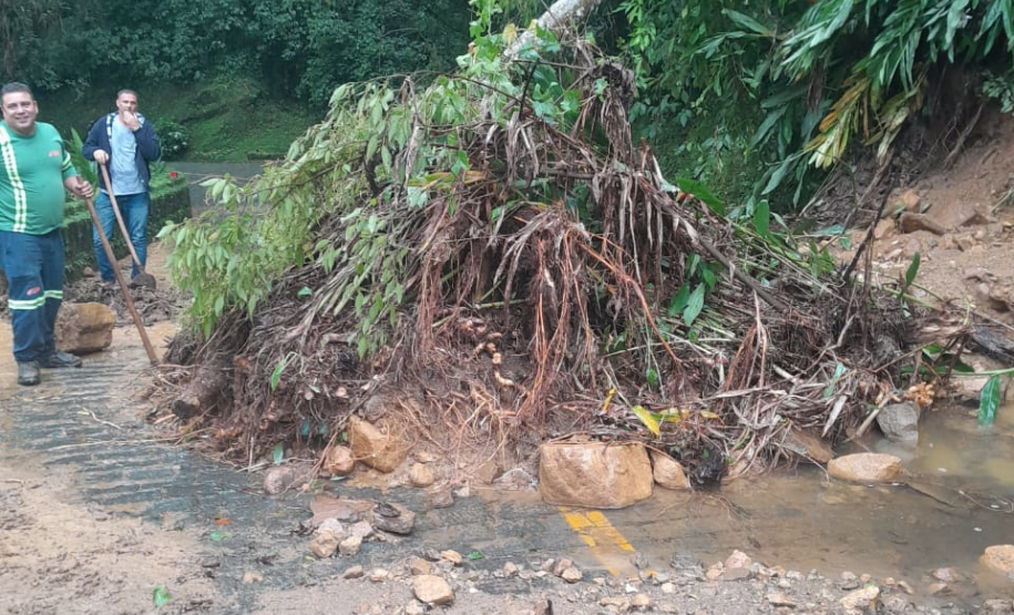 Escorregamentos de terra na Estrada da Graciosa