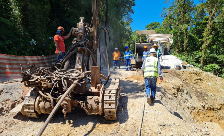 Serviços no km 7 da Estrada da Graciosa