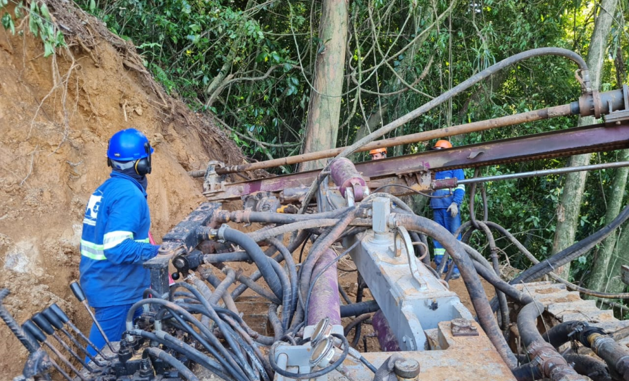 Serviços no km 8 da Estrada da Graciosa