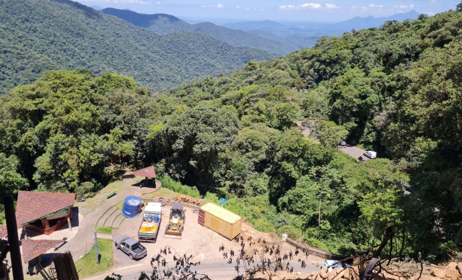 Serviços no km 8 da Estrada da Graciosa