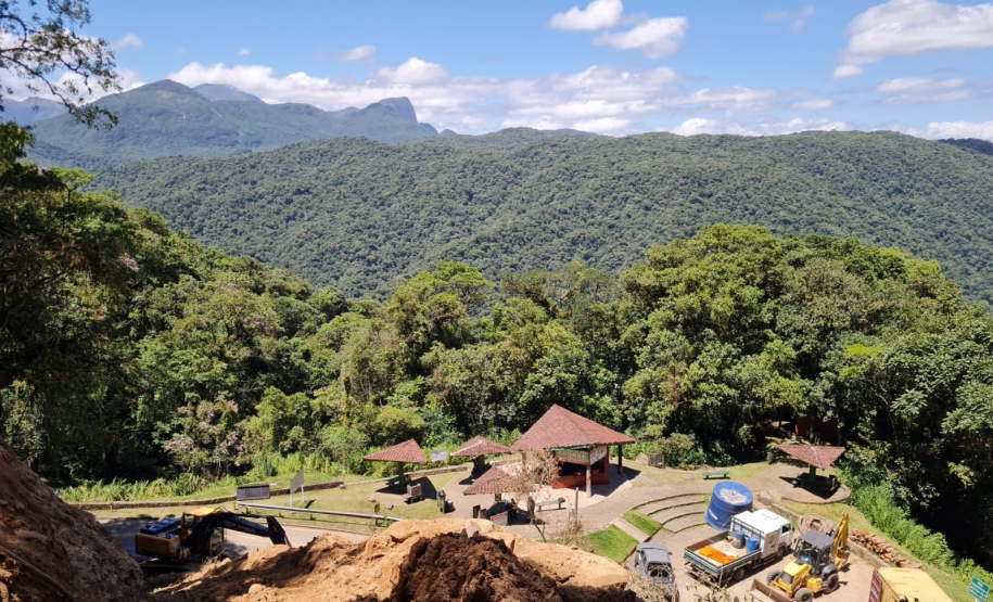 Serviços no km 8 da Estrada da Graciosa
