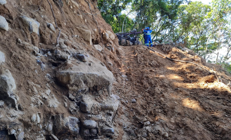 Serviços no km 8 da Estrada da Graciosa