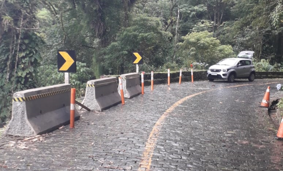 Km 11 - Barreiras de concreto New Jersey e sinalização instaladas