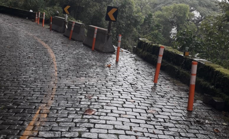 Km 11 - Barreiras de concreto New Jersey e sinalização instaladas