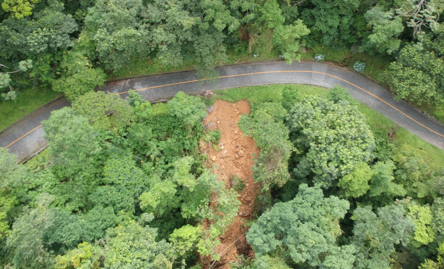 Danos no km 11+200 da Estrada da Graciosa