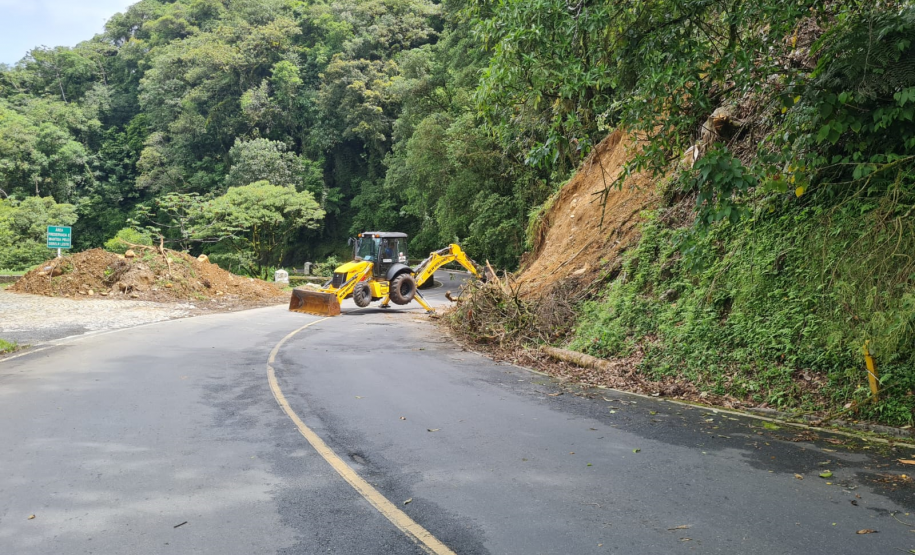 Serviços no km 8 da Estrada da Graciosa