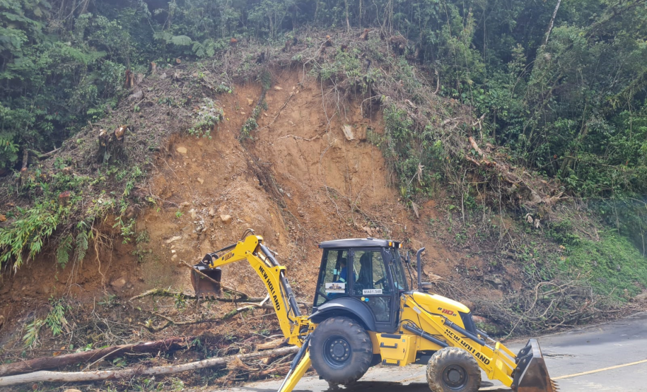 Serviços no km 8 da Estrada da Graciosa