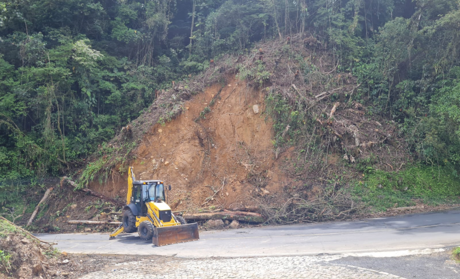 Serviços no km 8 da Estrada da Graciosa