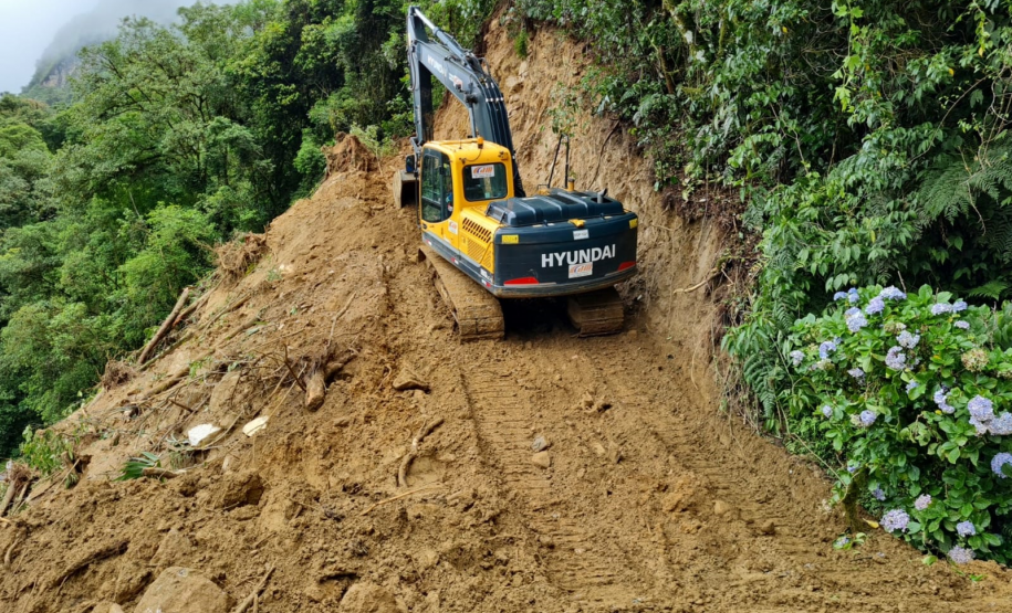 Km 8 - Implantação de banqueta e sarjeta de crista de encosta