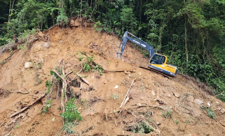 Km 8 - Implantação de banqueta e sarjeta de crista de encosta
