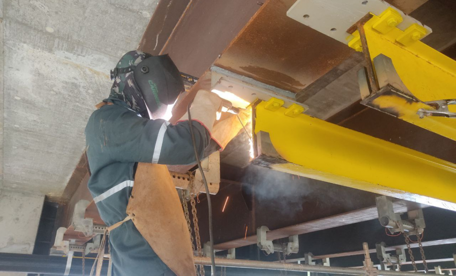 Soldagem nas vias de rolamento das Plataformas de Inspeção e Manutenção da Ponte