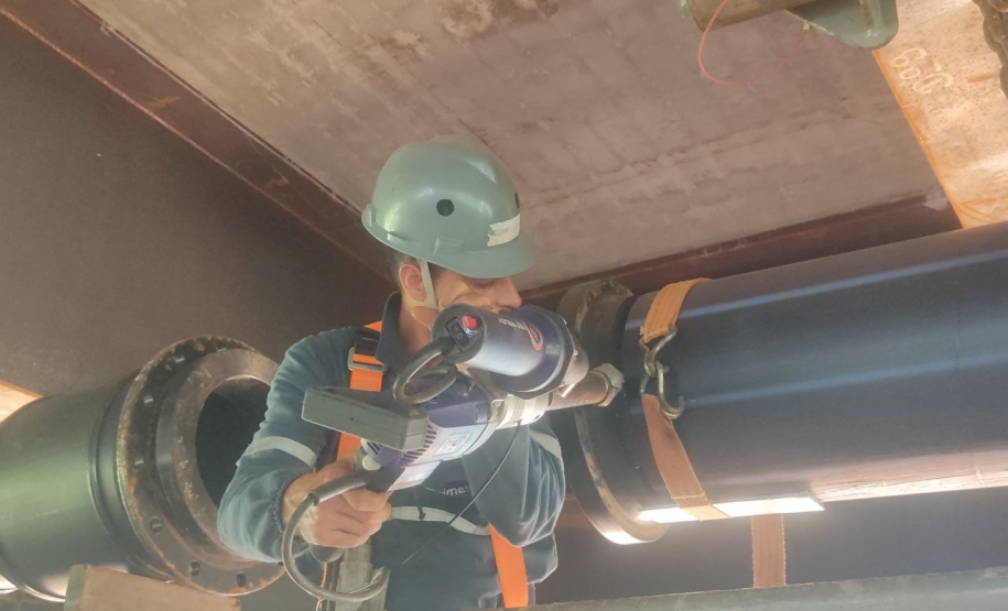 União dos tubos PEAD que compõem o sistema de drenagem da Ponte